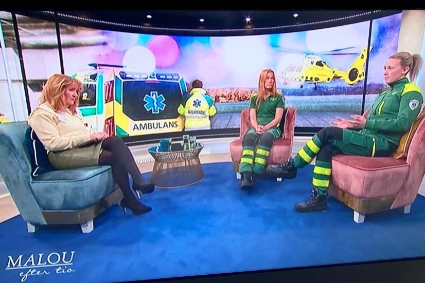 Anna och Viktoria i TV-studion hos Malou efter tio