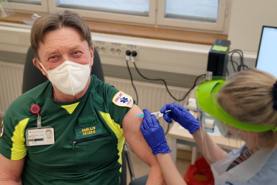 För drygt tre veckor sedan fick Peter Dahl, ambulanssjukvårdare på AISAB sin första dos och idag får han andra och sista dosen.